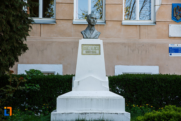 bustul-lui-aurel-vlaicu-din-orastie-judetul-hunedoara.jpg