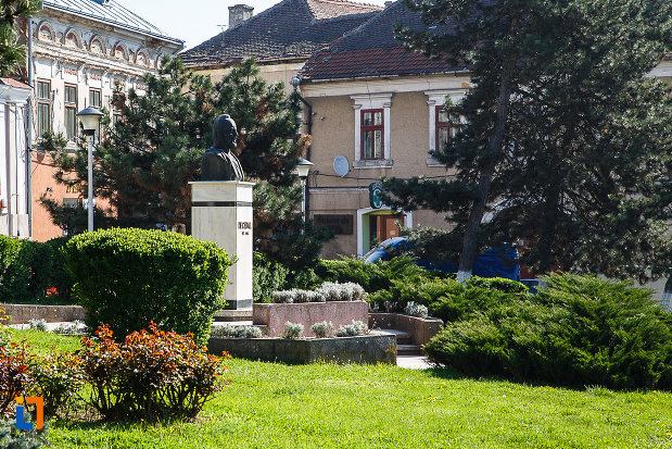 bustul-lui-decebal-din-orastie-judetul-hunedoara-incadrat-intr-un-parc-central.jpg