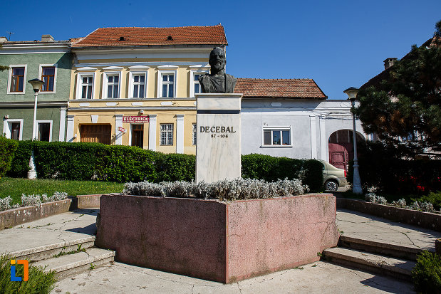 bustul-lui-decebal-din-orastie-judetul-hunedoara.jpg