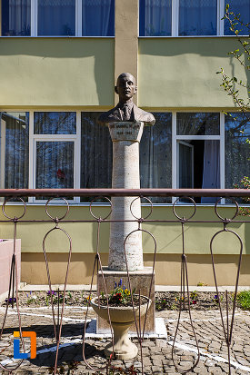 bustul-lui-dr-aurel-vlad-din-orastie-judetul-hunedoara.jpg
