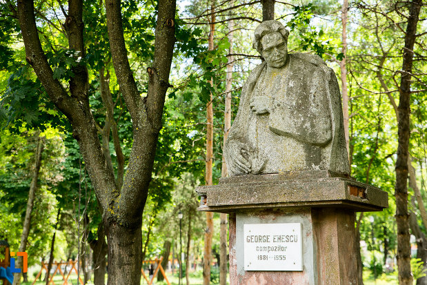 bustul-lui-george-enescu-din-galati-judetul-galati.jpg