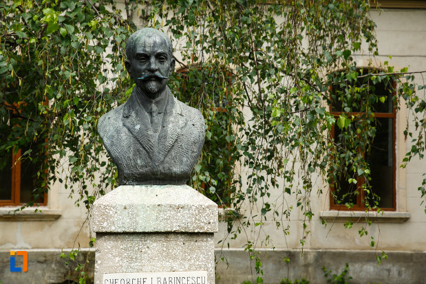 bustul-lui-gh-rarincescu-din-focsani-judetul-vrancea-fotografiat-din-apropiere.jpg