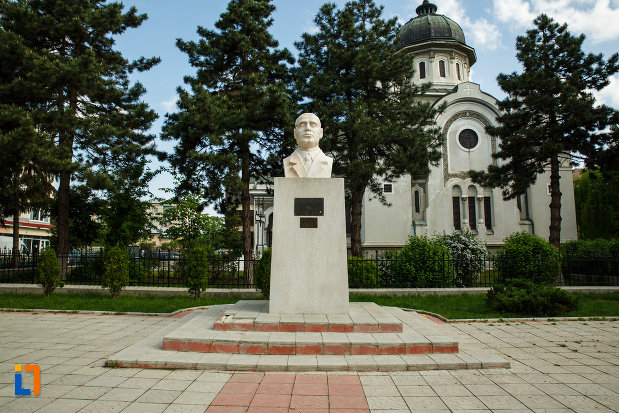 bustul-lui-gib-i-mihaescu-din-dragasani-judetul-valcea.jpg