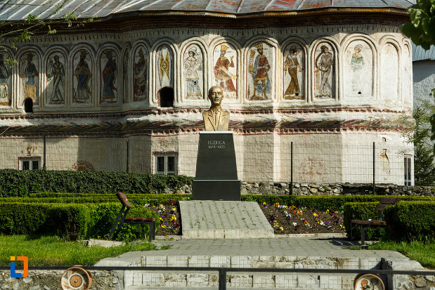 bustul-lui-igduca-din-horezu-judetul-valcea-vazut-de-la-distanta.jpg
