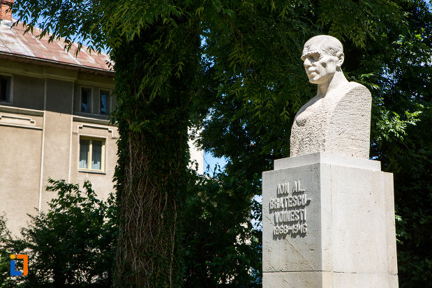 bustul-lui-ion-al-bratescu-voinesti-din-targoviste-judetul-dambovita-vazut-din-lateral.jpg