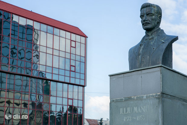 bustul-lui-iuliu-maniu-din-zalau-judetul-salaj-din-lateral.jpg