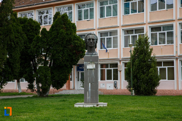 bustul-lui-mihai-eminescu-din-lugoj-judetul-timis.jpg