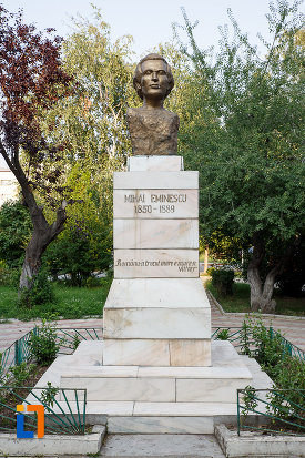 bustul-lui-mihai-eminescu-din-rosiorii-de-vede-judetul-teleorman.jpg