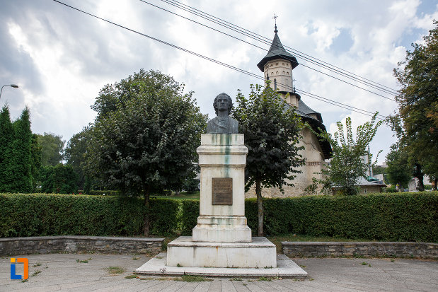 bustul-lui-mihai-eminescu-din-suceava-judetul-suceava.jpg