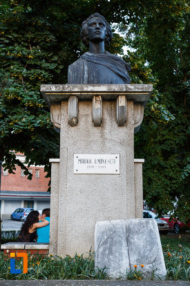 bustul-lui-mihai-eminescu-din-timisoara-judetul-timis-vazut-din-fata.jpg