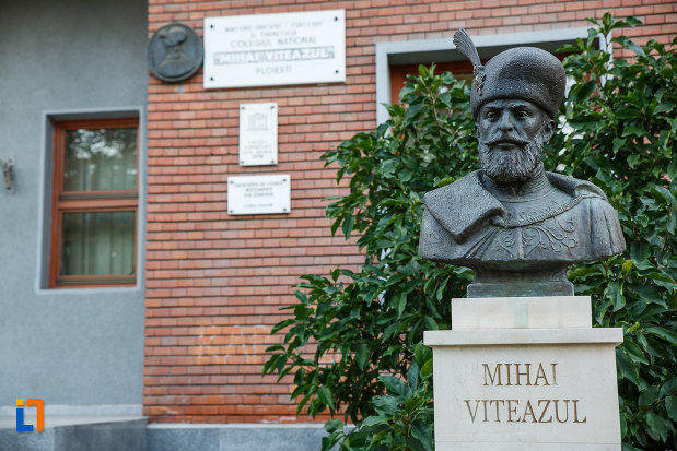 bustul-lui-mihai-viteazul-de-la-liceul-sf-petru-si-pavel-azi-colegiul-national-mihai-viteazul-din-ploiesti-judetul-prahova.jpg