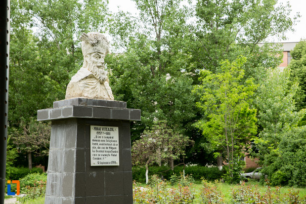 bustul-lui-mihai-viteazul-din-corabia-judetul-olt-fotografiata-din-lateral.jpg