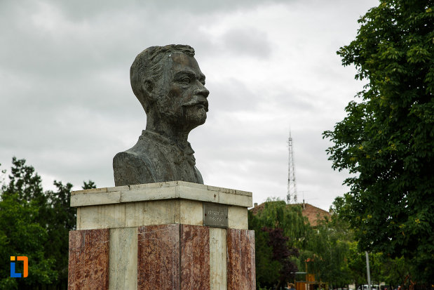 bustul-lui-mr-gh-pastia-din-focsani-judetul-vrancea-vazut-din-partea-stanga.jpg