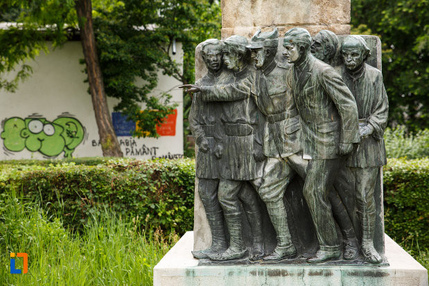 bustul-lui-nicolae-filipescu-din-focsani-fotografie-cu-basorelieful-aflat-la-baza.jpg