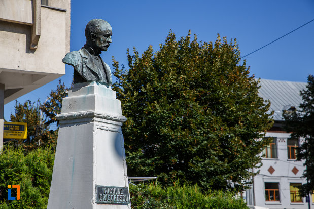 bustul-lui-nicolae-grigorescu-din-campina-judetul-prahova-pozat-din-lateral.jpg