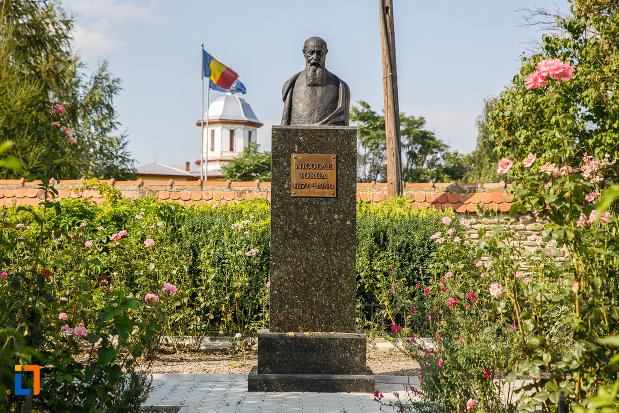 bustul-lui-nicolae-iorga-in-curtea-casei-din-valenii-de-munte-judetul-prahova.jpg