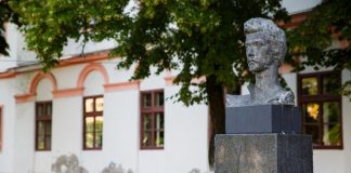 Bustul lui Petőfi Sándor din Jimbolia: efigie a libertății