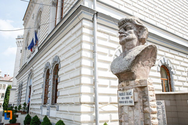 bustul-lui-vasile-dea-din-vatra-dornei-judetul-suceava-vazut-din-lateral.jpg