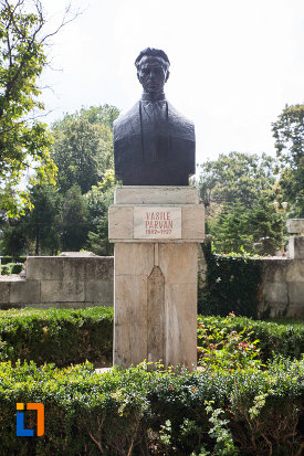bustul-lui-vasile-parvan-din-constanta-judetul-constanta.jpg
