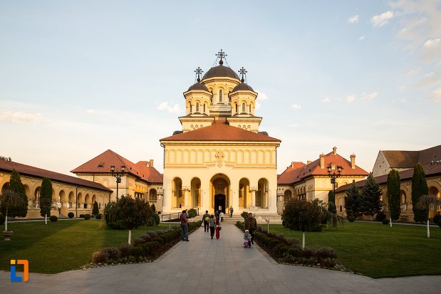 cale-spre-catedrala-reintregirii-din-alba-iulia-judetul-alba.jpg