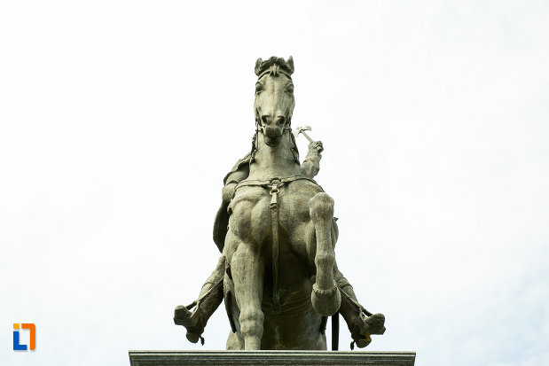 calul-de-la-statuia-lui-mihai-viteazu-din-craiova-judetul-dolj.jpg