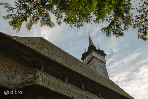 cam20064vedere-spre-turnul-de-la-biserica-de-lemn-sf-nicolae-josani-din-budesti-judetul-maramures.jpg