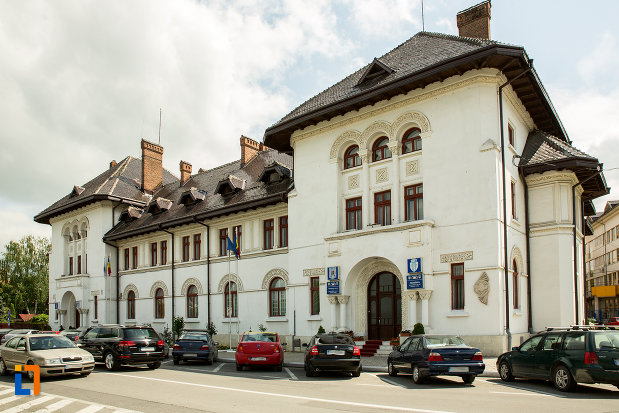 caminul-de-ucenici-al-cooperatiei-mestesugaresti-azi-primaria-din-targu-jiu-judetul-gorj-vazut-din-partea-lateral-fata.jpg