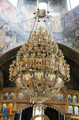 candelabru-de-la-manastirea-negru-voda-din-campulung-muscel-judetul-arges.jpg