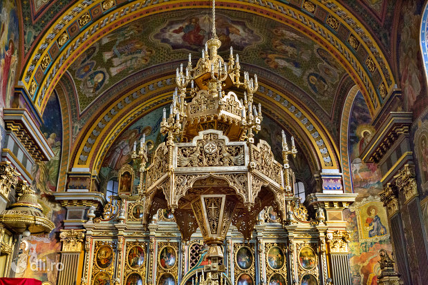 candelabru-din-catedrala-ortodoxa-adormirea-maicii-domnului-biserica-cu-luna-din-oradea-judetul-bihor.jpg