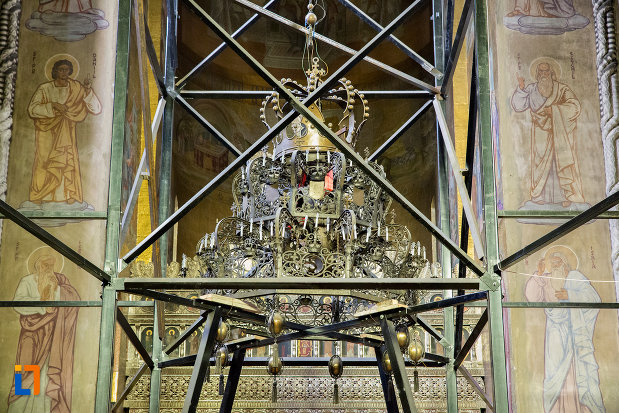 candelabrul-din-catedrala-ortodoxa-a-vadului-feleacului-si-clujului-din-cluj-napoca-judetul-cluj.jpg