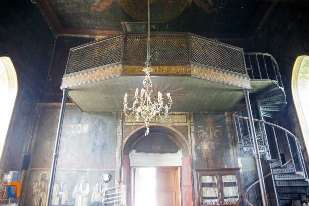 candelabrul-si-balconul-din-biserica-cuvioasa-paraschiva-1862-din-turnu-magurele-judetul-teleorman.jpg