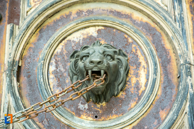 cap-de-leu-mausoleul-familiei-filisanu-din-filiasi-judetul-dolj.jpg