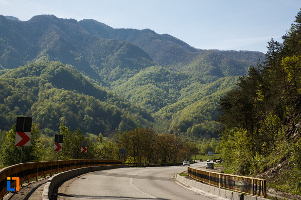 carpatii-meridionali-vazuti-de-pe-valea-oltului-din-calimanesti-judetul-valcea.jpg