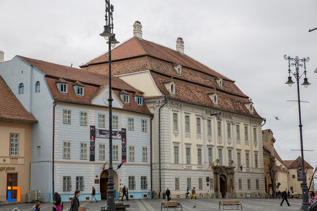 casa-albastra-din-sibiu-judetul-sibiu-vazuta-din-lateral.jpg