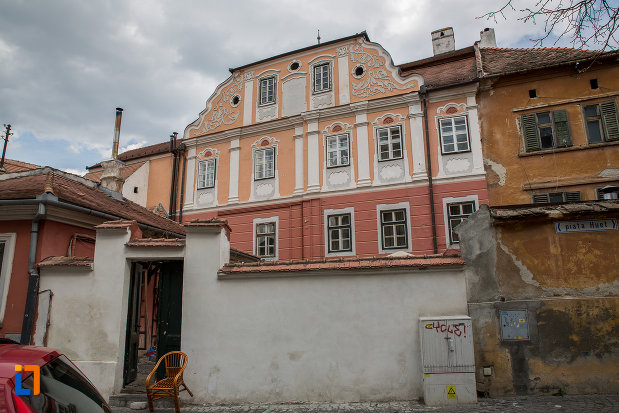 casa-azi-centrul-cultural-al-luxemburgului-din-sibiu-judetul-sibiu-vazuta-din-spate.jpg