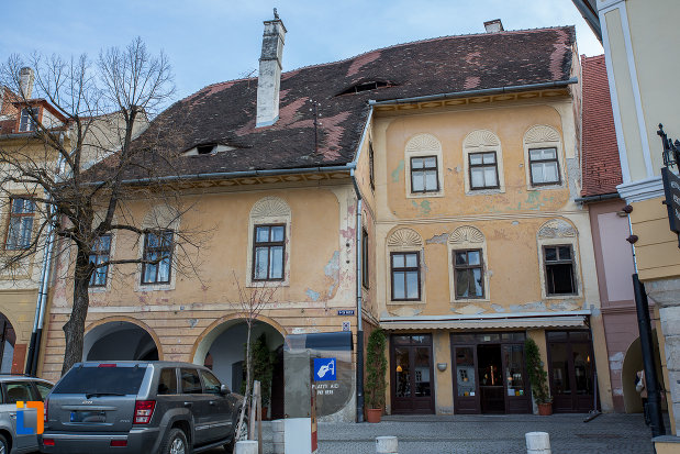 casa-care-are-in-curte-fragmente-ale-incintei-ii-din-sibiu-judetul-sibiu.jpg