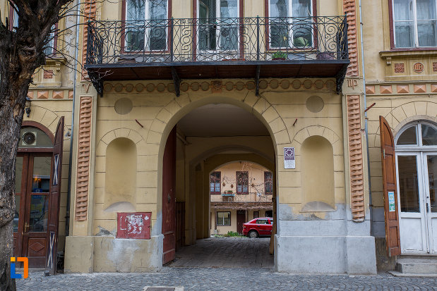 casa-care-inglobeaza-fragmente-medievale-si-fortificatii-din-incinta-iii-a-din-sibiu-judetul-sibiu.jpg
