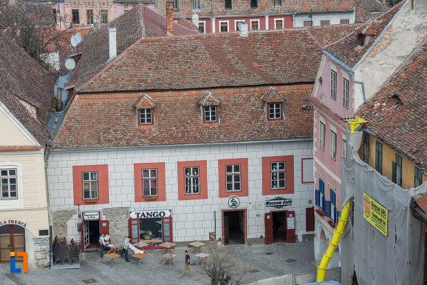 casa-care-inglobeaza-un-turn-de-aparare-incinta-iii-1800-din-sibiu-judetul-sibiu-vazuta-de-sus.jpg