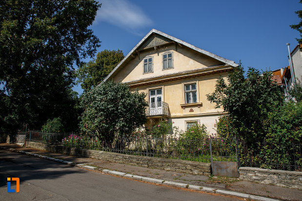 casa-costin-tarangul-din-suceava-judetul-suceava-pozata-din-lateral.jpg