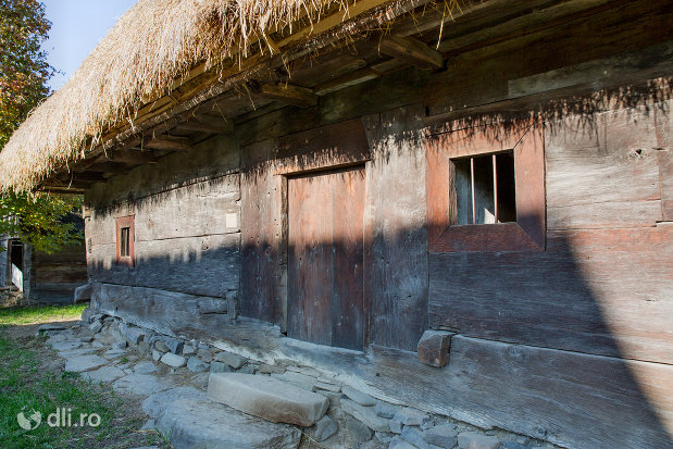 casa-cu-acoperis-de-paie-muzeul-satului-din-sighetu-marmatiei-judetul-maramures.jpg