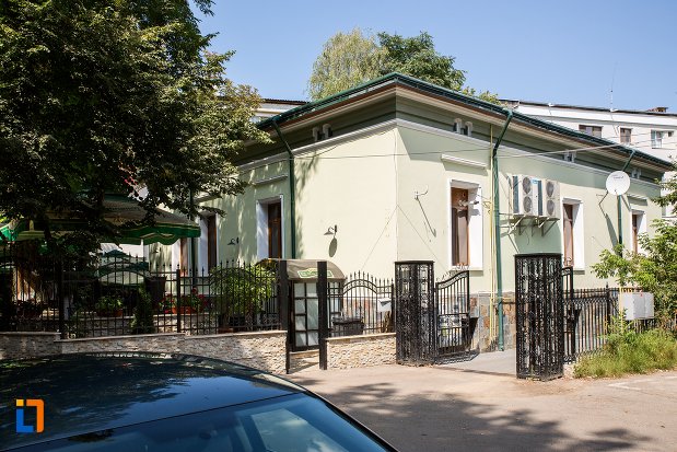 casa-cu-coloane-roset-din-botosani-judetul-botosani.jpg