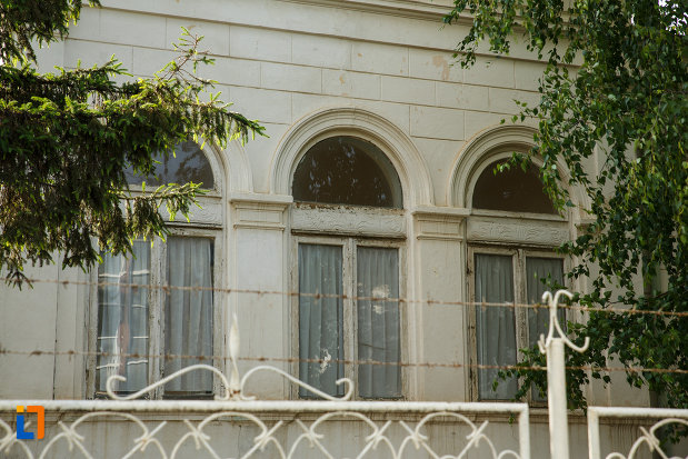 casa-cureteanu-din-odobesti-judetul-vrancea-imagine-cu-ferestre.jpg