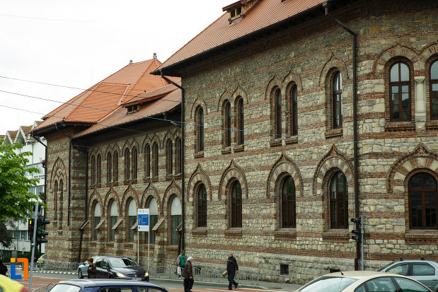 casa-de-cultura-a-sindicatelor-din-ramnicu-valcea-judetul-valcea-imagine-din-lateral.jpg