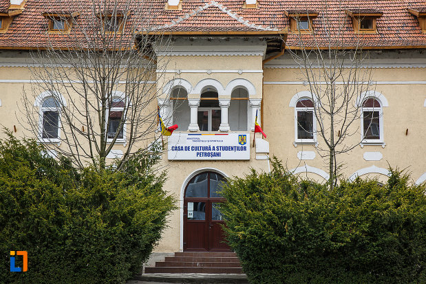 casa-de-cultura-a-studentilor-din-petrosani-judetul-hunedoara-imagine-cu-usa-principala.jpg