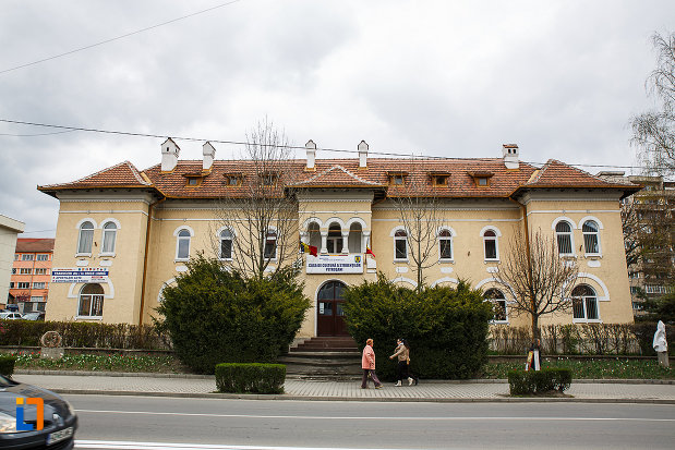 casa-de-cultura-a-studentilor-din-petrosani-judetul-hunedoara.jpg