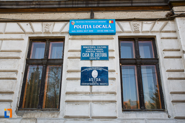 casa-de-cultura-din-orastie-judetul-hunedoara-placute-cu-institutiile-din-cladire.jpg