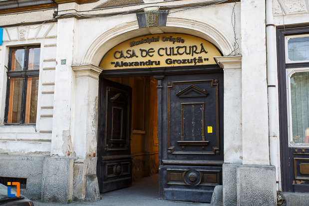 casa-de-cultura-din-orastie-judetul-hunedoara-poarta-din-lemn.jpg
