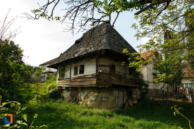 casa-de-lemn-1880-din-calimanesti-judetul-valcea.jpg