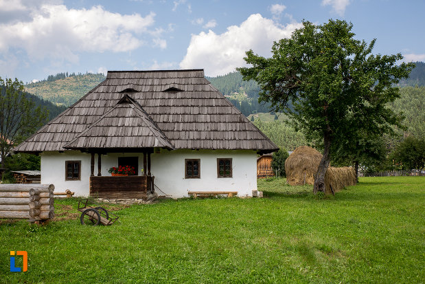 casa-de-lemn-petru-cracana-din-campulung-moldovenesc-judetul-suceava.jpg