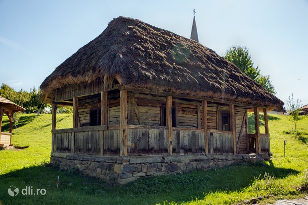 casa-din-lemn-si-paie-muzeul-satului-osenesc-din-negresti-oas-judetul-satu-mare.jpg